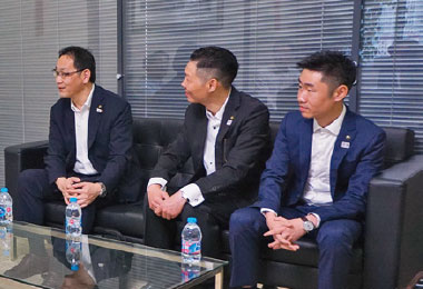 Photo from left: Hisamitsu China General Manager Matsuki, Yuan Dong, Xu Pei Rong